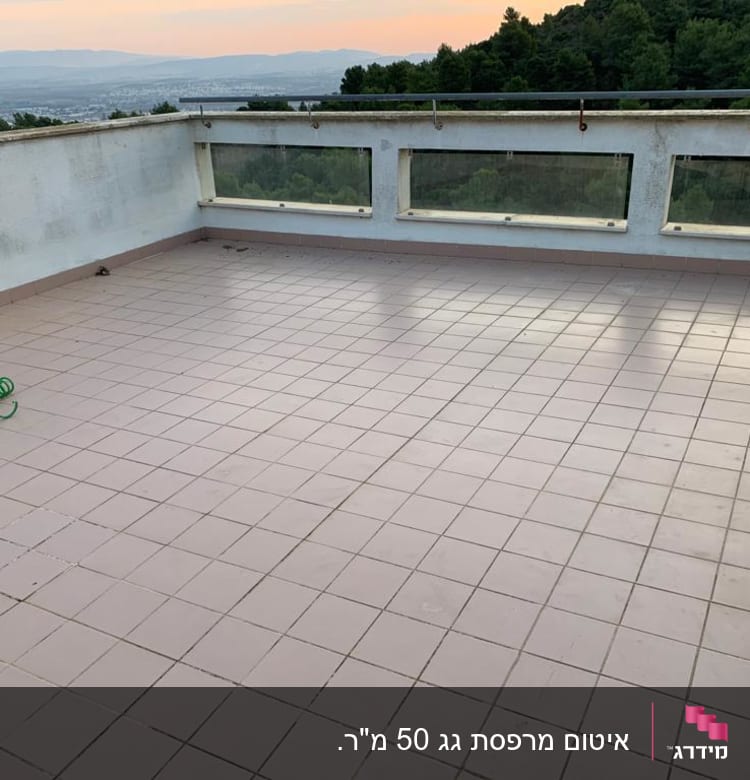 מרפסת מרוצפת עם צינור ירוק ומזגן